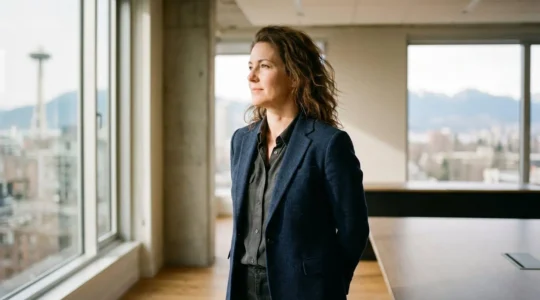 Professionnel canadien confiant incarnant l'expertise et la réussite dans son domaine