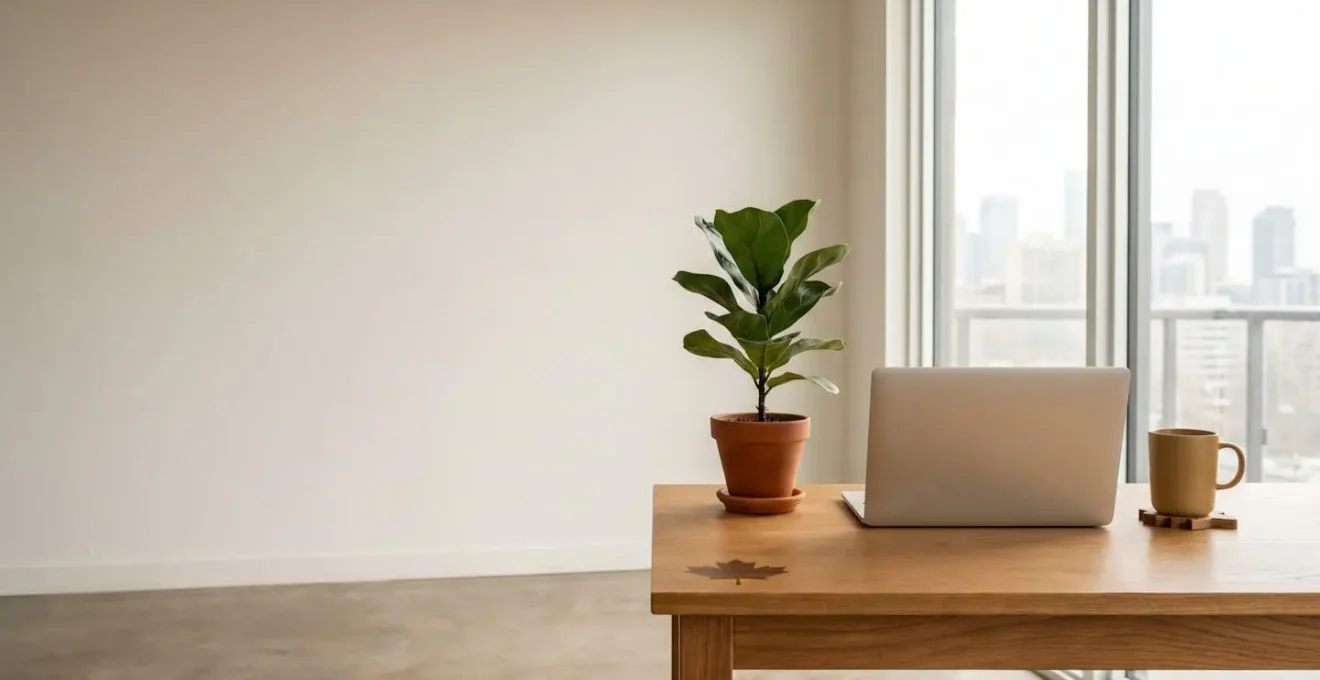 Environnement de travail flexible d'un freelance canadien illustrant l'équilibre entre productivité et bien-être