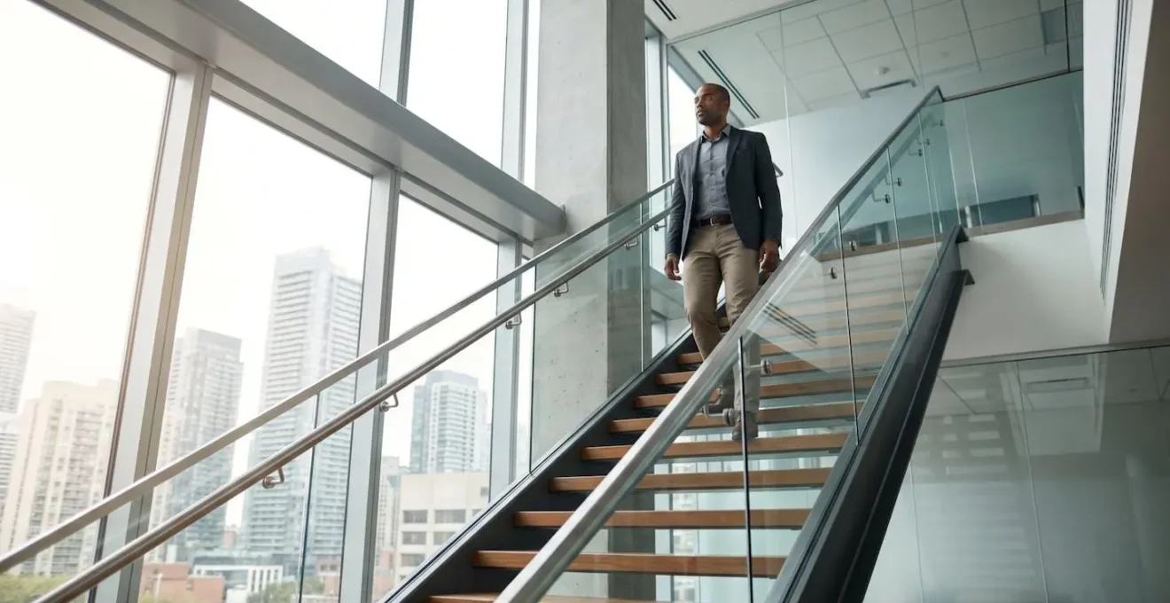 Professionnel gravissant symboliquement les échelons de carrière dans un environnement d'entreprise canadien moderne